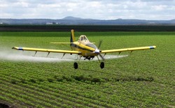 http://www.consostatic.com/wp-content/uploads/2013/09/epandage-aerien-pesticides-2.jpg