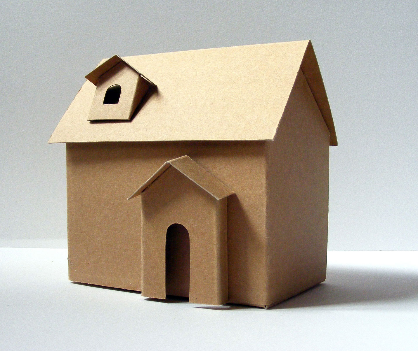 Un vent positif souffle sur la maison en carton