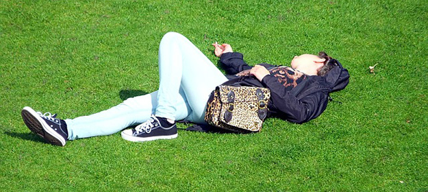 sieste-parc-adolescente-sommeil