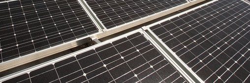 Cette image représente des panneaux solaires en surimpositioni au bâti du toit